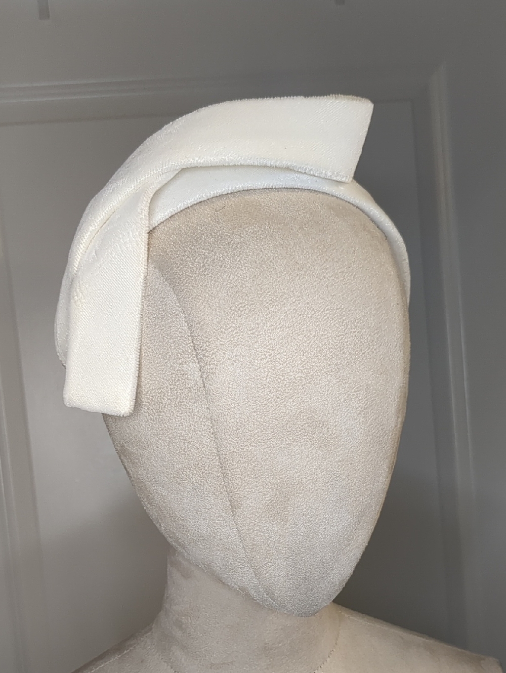 Vintage 1950s Madcaps Headband In White Velvet Twisted Ribbon Design